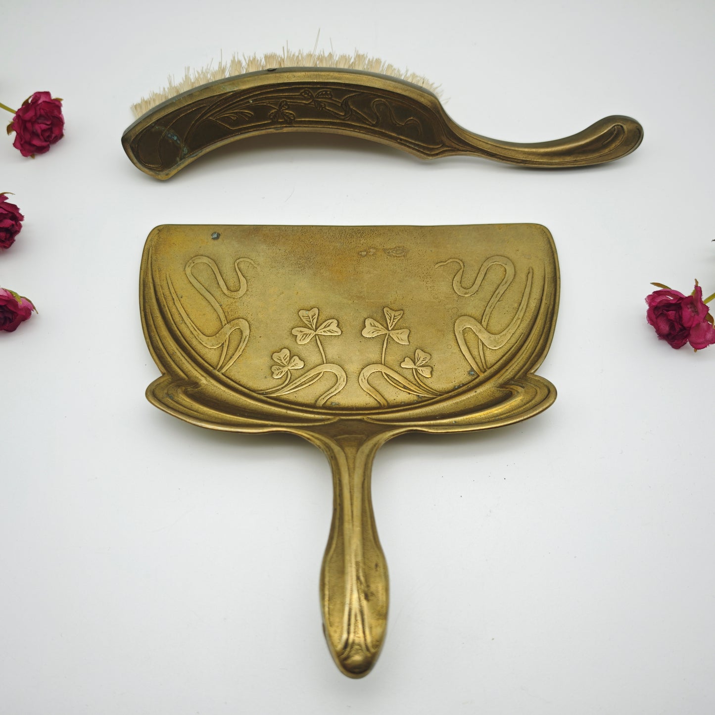 Tischkehrset Jugendstil Messing Blumenrelief Krümelschaufel Besen Antik 23 cm