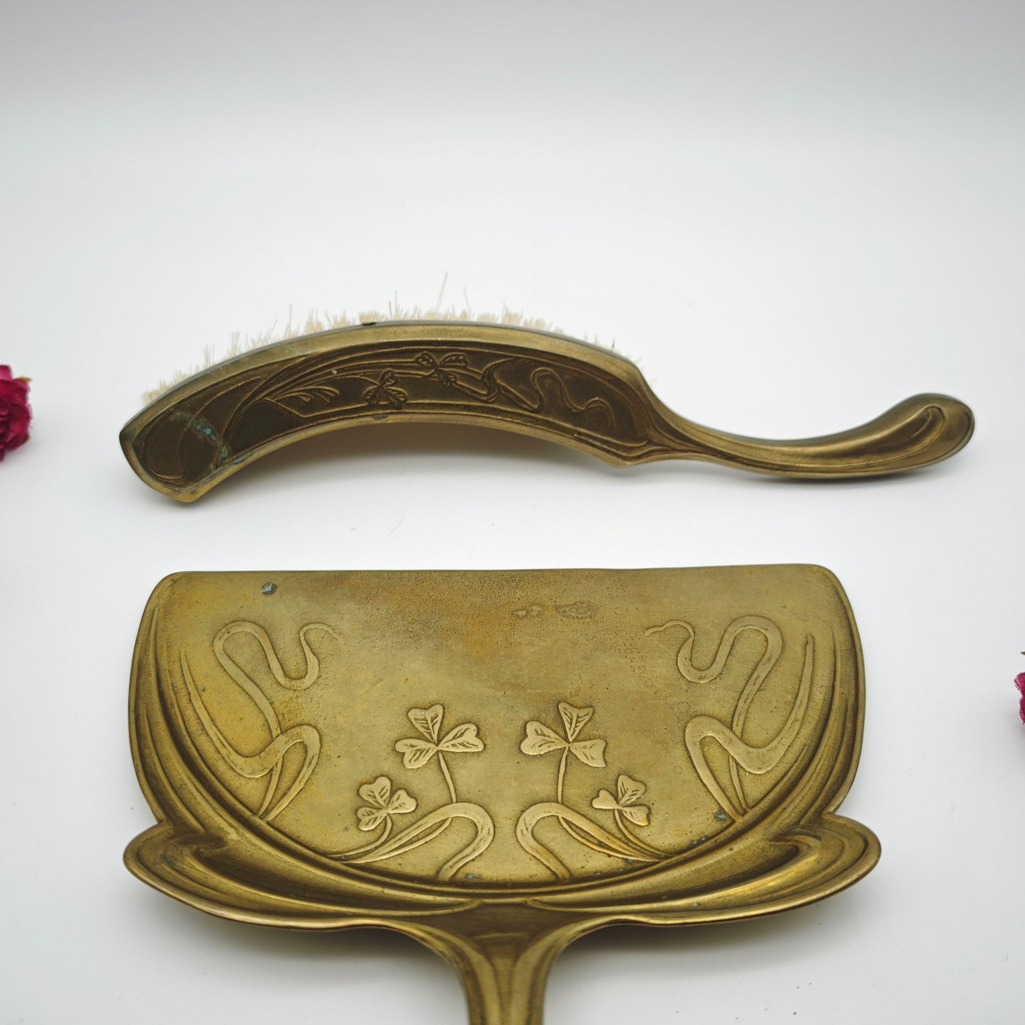 Tischkehrset Jugendstil Messing Blumenrelief Krümelschaufel Besen Antik 23 cm