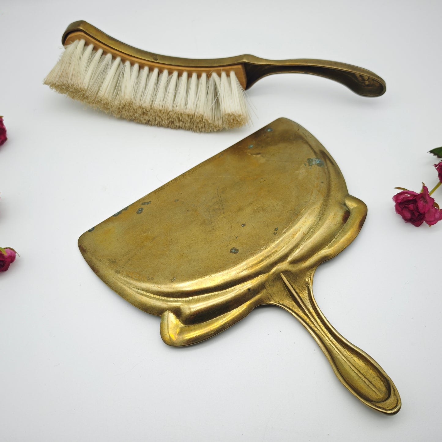 Tischkehrset Jugendstil Messing Blumenrelief Krümelschaufel Besen Antik 23 cm