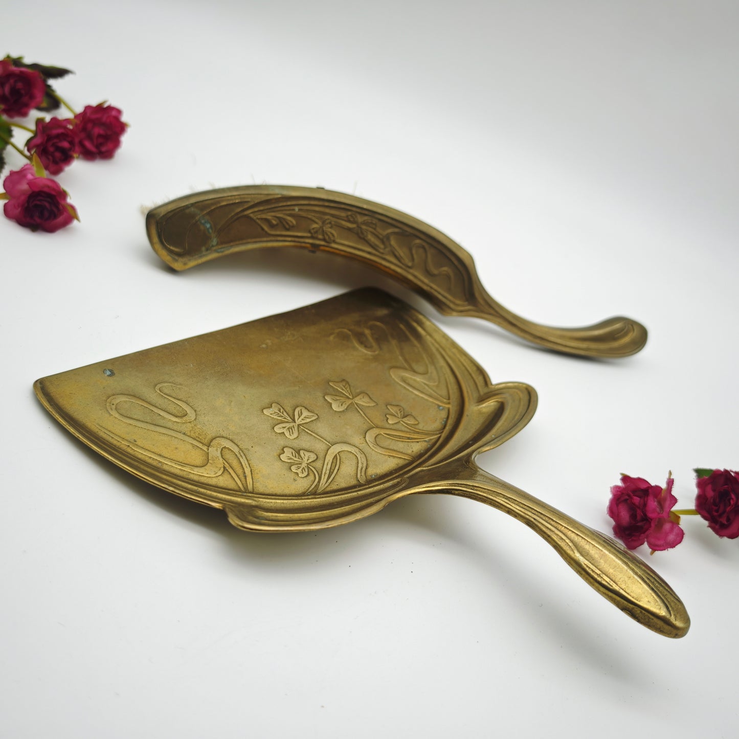 Tischkehrset Jugendstil Messing Blumenrelief Krümelschaufel Besen Antik 23 cm