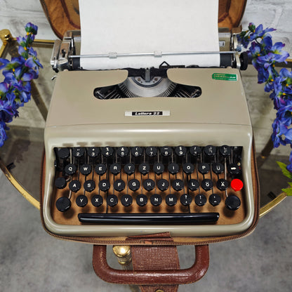 Olivetti Lettera 22 Schreibmaschine tragbar beige braun Vintage Reiseschreibmaschine mechanisch mit Koffer Italien Design
