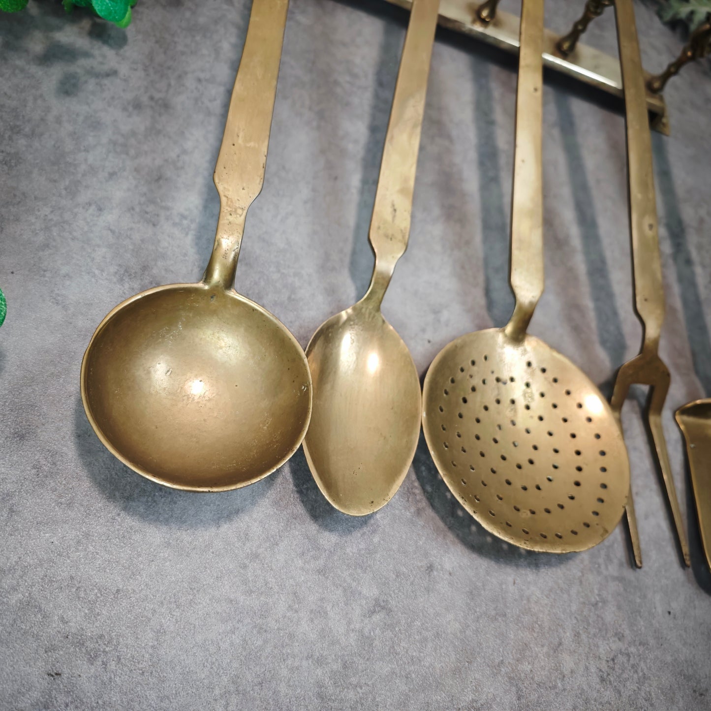 Messing Küchenutensilien Set mit Hakenleiste 5-teilig goldfarben Kelle Pfannenwender Löffel