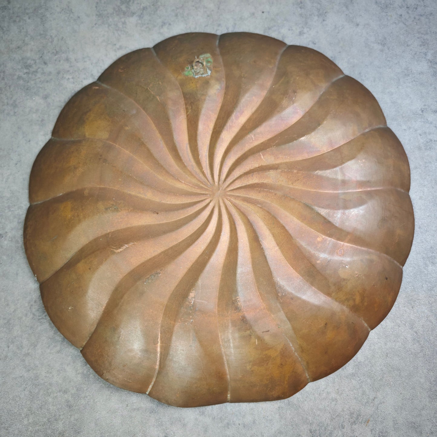 Antiker Kupfer Wandteller Strudel Relief Handarbeit 39 cm Wanddeko Landhaus Vintage
