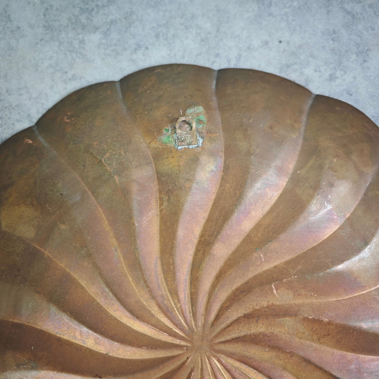Antiker Kupfer Wandteller Strudel Relief Handarbeit 39 cm Wanddeko Landhaus Vintage