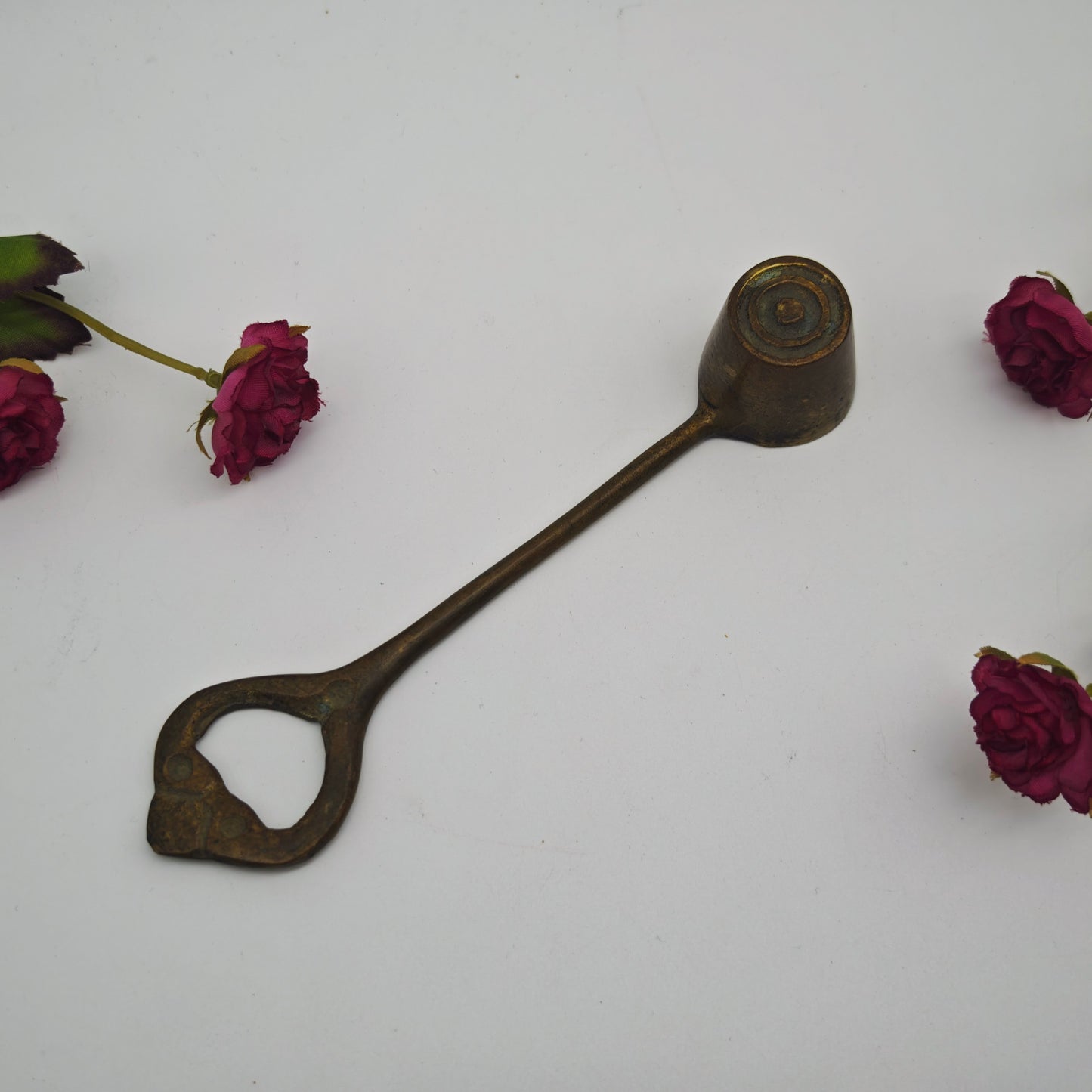 Antiker Kerzenlöscher aus Messing 15 cm lang verzierter Flammenlöscher Kerze Hausaltar Dekoration