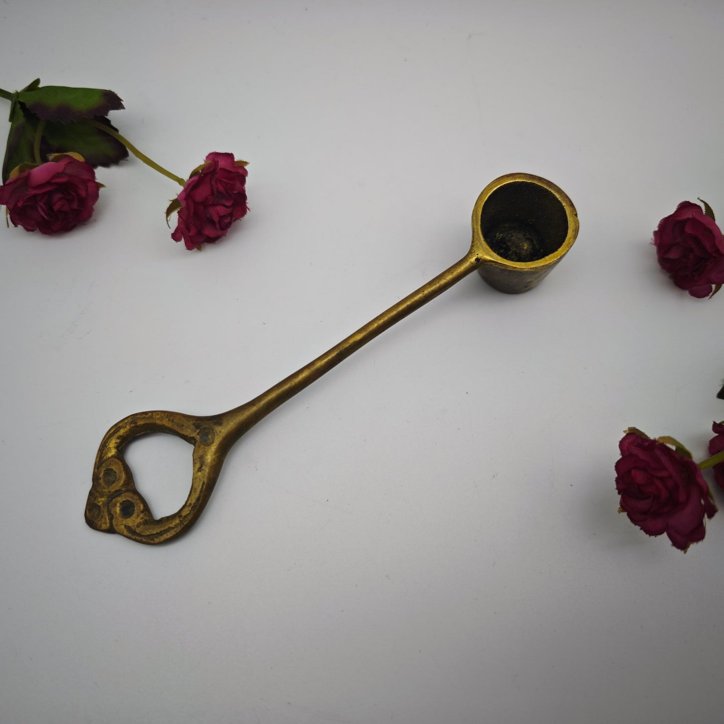 Antiker Kerzenlöscher aus Messing 15 cm lang verzierter Flammenlöscher Kerze Hausaltar Dekoration