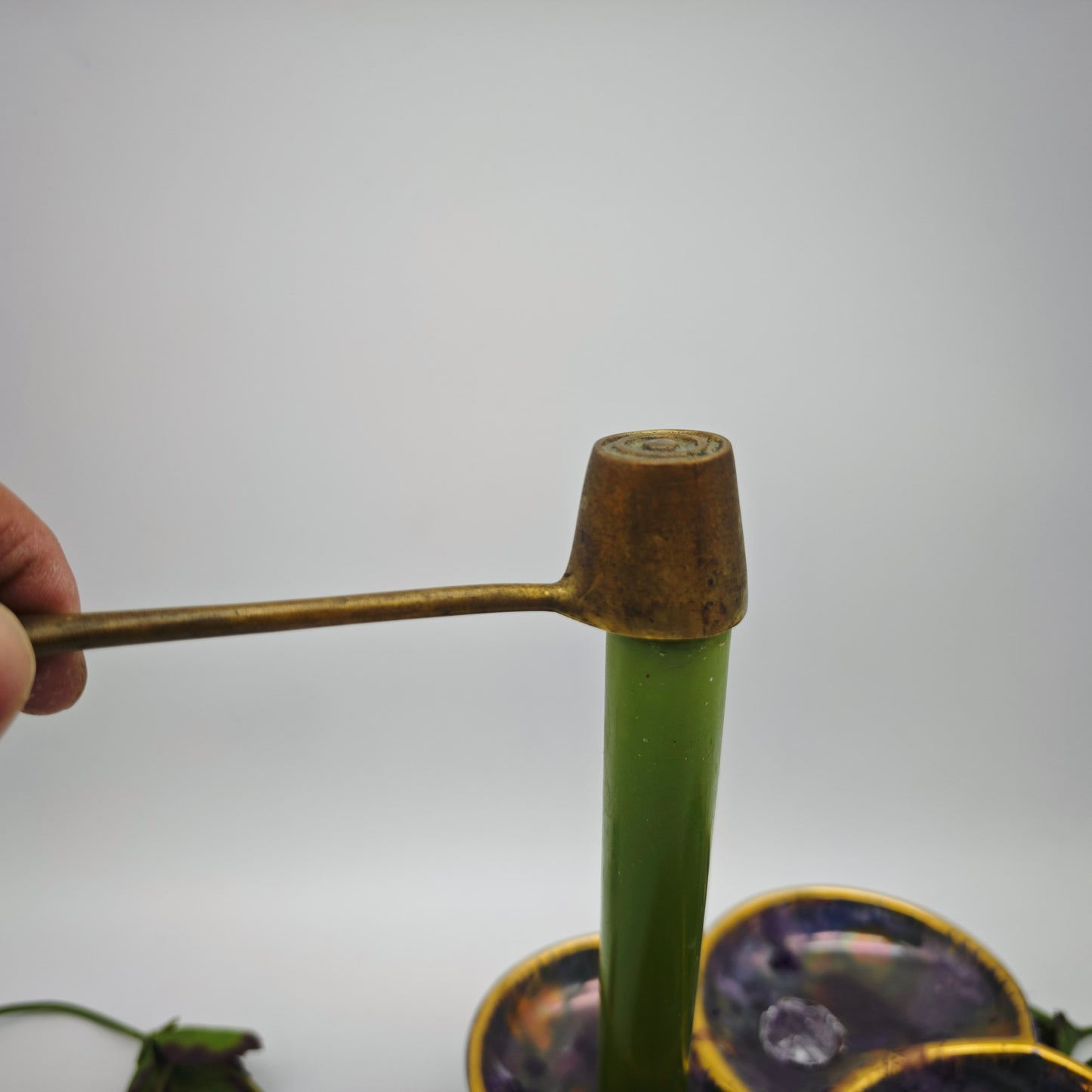 Antiker Kerzenlöscher aus Messing 15 cm lang verzierter Flammenlöscher Kerze Hausaltar Dekoration