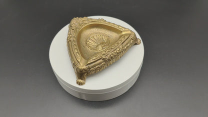 Cendrier Chippendale pieds de lion coquille relief floral trépied laiton baroque Hollywood Regency triangulaire français vintage Art Nouveau