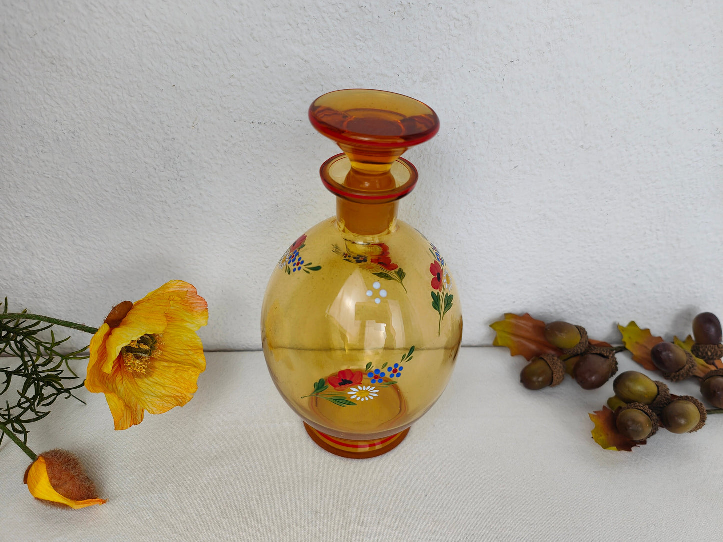 Carafe en verre antique, bouteille en verre, fleurs de pavot peintes à la main, bouchon orange, récipient vintage, cottagecore, ferme, nostalgie, lumière, académie, carafe, art du verre