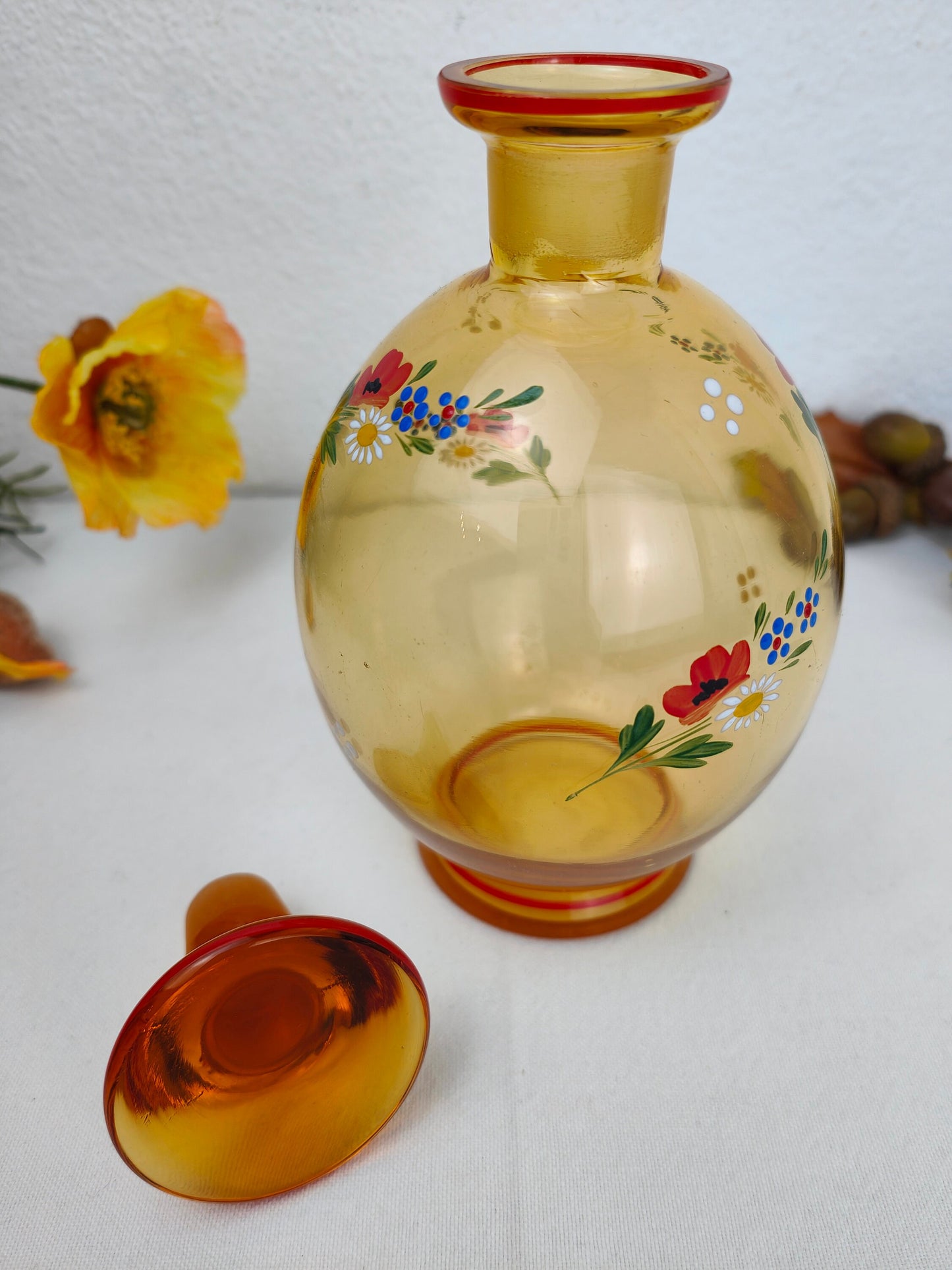 Carafe en verre antique, bouteille en verre, fleurs de pavot peintes à la main, bouchon orange, récipient vintage, cottagecore, ferme, nostalgie, lumière, académie, carafe, art du verre
