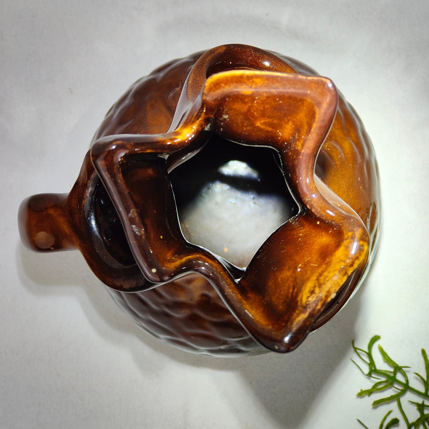 Midcentury Vase für 4 Blumen Zweige vintage braun Glanz Keramik Gesteck Griff Henkel organisch brutalistisch ausgefallen "Baum-Herz" Blumenfrosch Ikebana